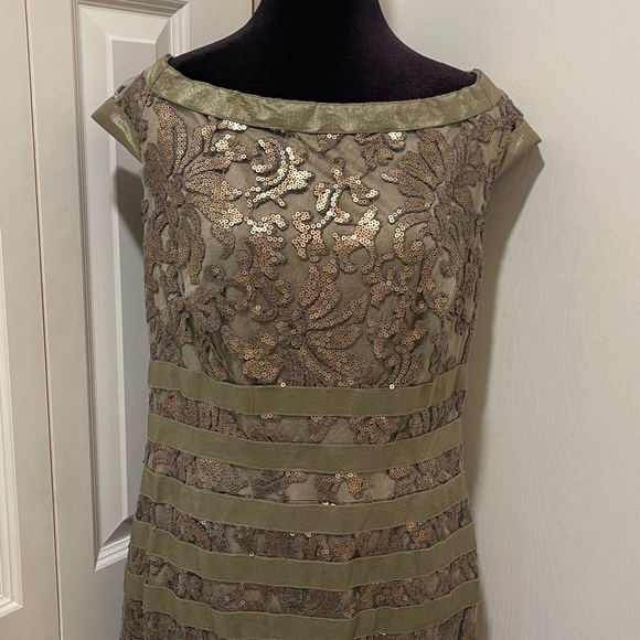 TADASHI SHOJI Elegant Gold Floral Gown - Picture 4 of 13